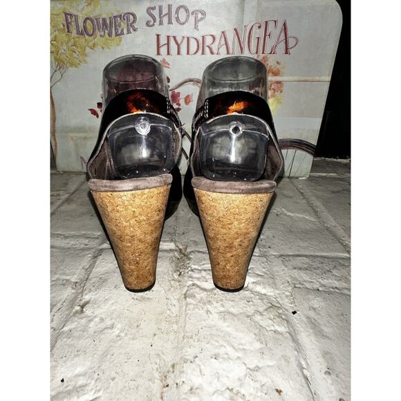 UGG Tortoise Patent Leather Slingback
Wedge Cork Heels Womens Size 9 - Picture 5 of 9